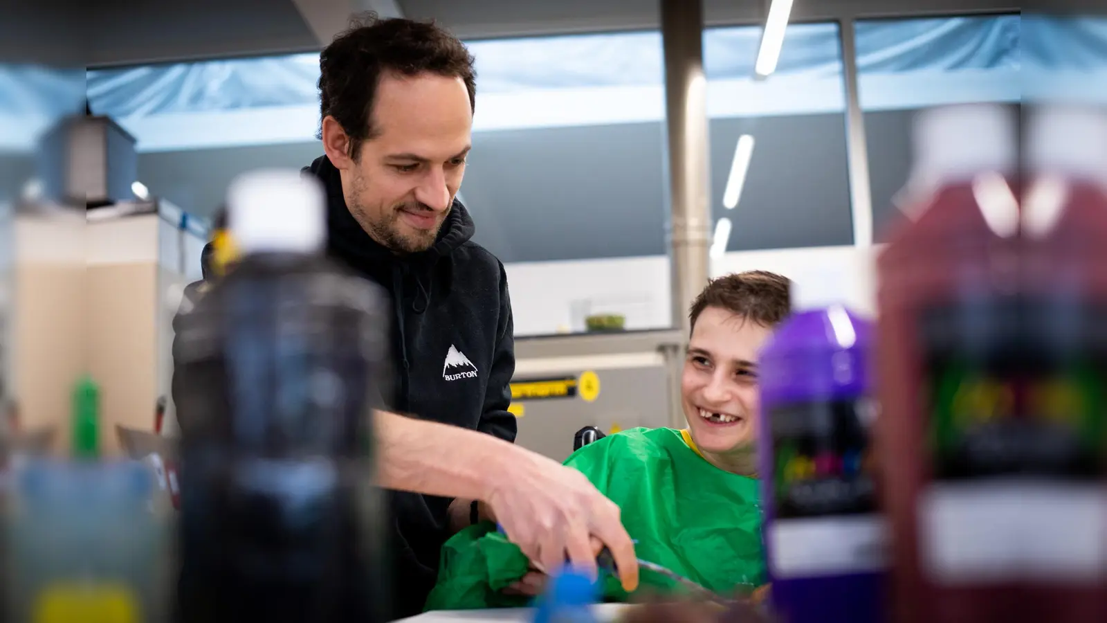 Die Werke entstehen durch Handführung und mit Hilfe der Methoden der Unterstützten Kommunikation. (Foto: Fabian Helmich)