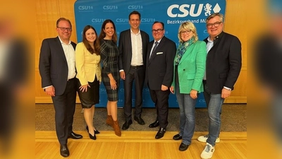 Der neue Vorsitzende MdL Georg Eisenreich (Mitte) mit seinen Stellvertreterinnen und Stellvertretern Manuel Pretzl, Elisabeth Pangerl, Kristina Frank, Evelyne Menges und Josef Schmid (von links) und Oberbürgermeisterkandidat Clemens Baumgärtner (rechts neben Eisenreich). (Foto: Thomas Reiner/CSU München)