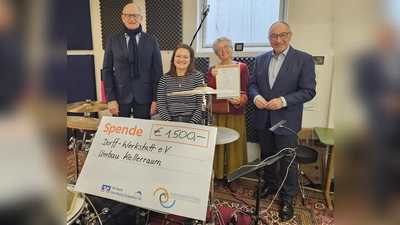 Freude bei der Spendenübergabe (v.l.): Johann Oberhofer (Bürgerstiftung), Maria Schüssel und Regine Schüssel (Dorff-Werkstatt) sowie Karl Roth (Bürgerstiftung). (Foto: Bürgerstiftung)