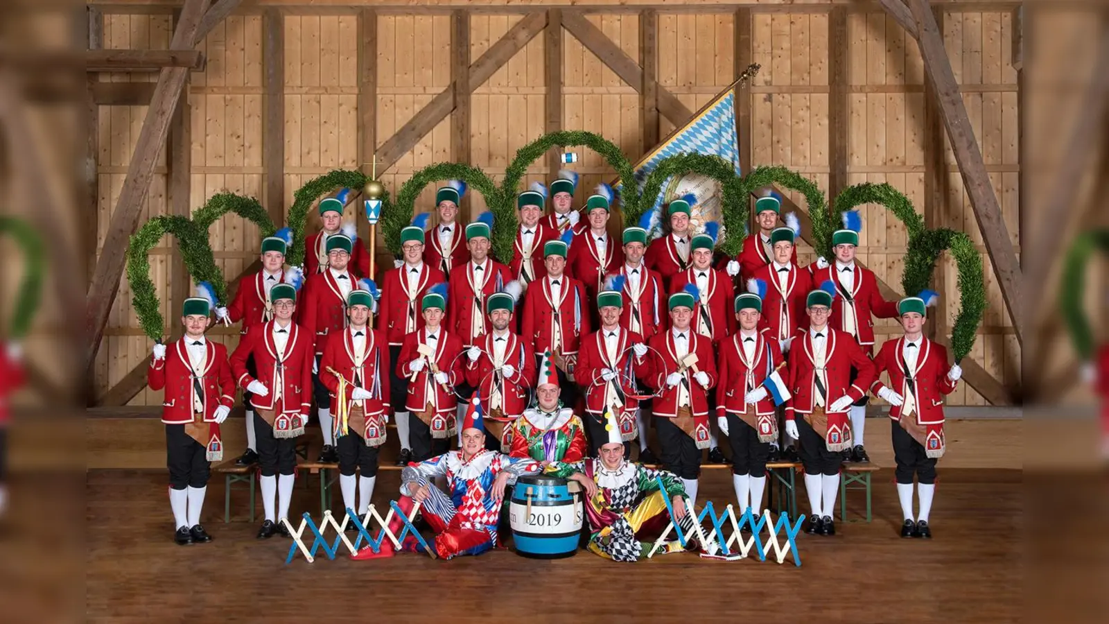 Am Samstag, den 2. Februar, tanzt die Schäfflerzunft Aschheim an sieben Stationen in Ebersberg. Im Anschluss geht es nach Schloss Elkofen. (Foto: Schäfflerzunft Aschheim)