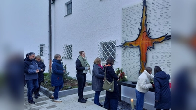 Zum Abschluss der Gedenkfeier begaben sich alle Teilnehmenden zum Mahnmal für die <br>546 Schönbrunner Opfer.  (Foto: Frömer)