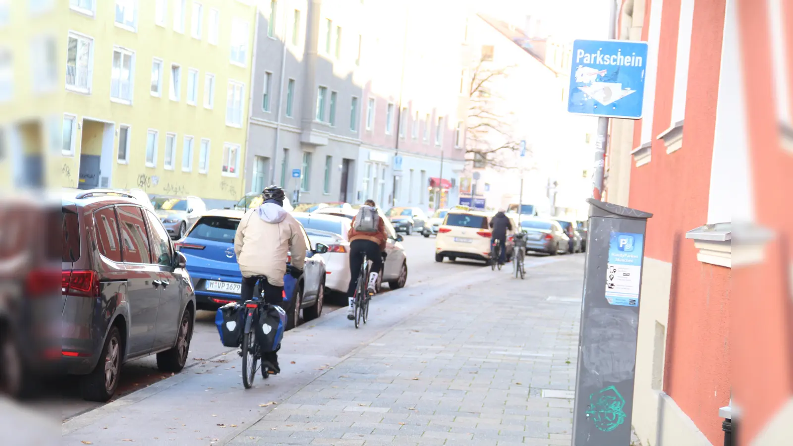 In der Pfeuferstraße haben Radler nur eine schmalen Wegstreifen für sich. Eine Bürgerin forderte nun, den Radentscheid zeitnah umzusetzen und unter anderem die Wege zu verbreitern. (Foto: job)