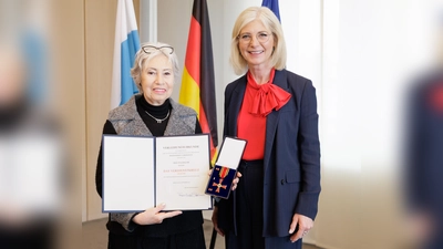 Sozialministerin Ulrike Scharf überreichte das Bundesverdienstkreuz an Eva Haller. (Foto: Martina Nötel / StmAS)