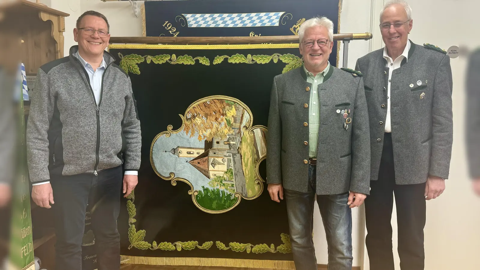 Freuten sich bei der Übergabe der Vereinsfahne (von links): Robert Hölzl (Firma Fahnen Eibl), Donald Sieweck (1. Schützenmeister) und Josef Fischer (2. Schützenmeister). (Foto: Stefanischützen)