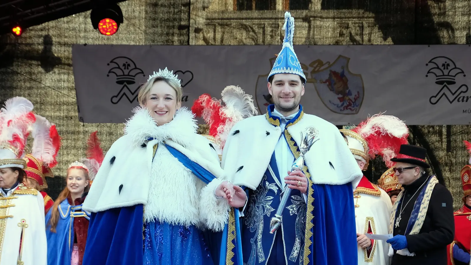 Bei der Inthronisation am Marienplatz waren die neuen Tollitäten der Narrhalla München über ihre warmen Umhänge froh. Prinz Stephan I., der bergische Löwe des Isarvalleys, und Prinzessin Samantha I., die funkelnde Tänzerin zwischen Isarglitzern und Alpenglühen, freuen sich auf die bevorstehende Saison.  (Foto: Robert Bösl)