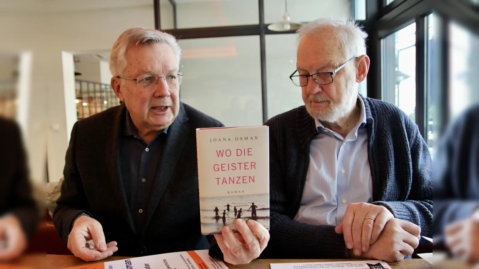 Klaus Stadler und Ulrich Rosenbaum (links) bei der Präsentation des neuen Programms der Literarischen Gesellschaft. (Foto: us)