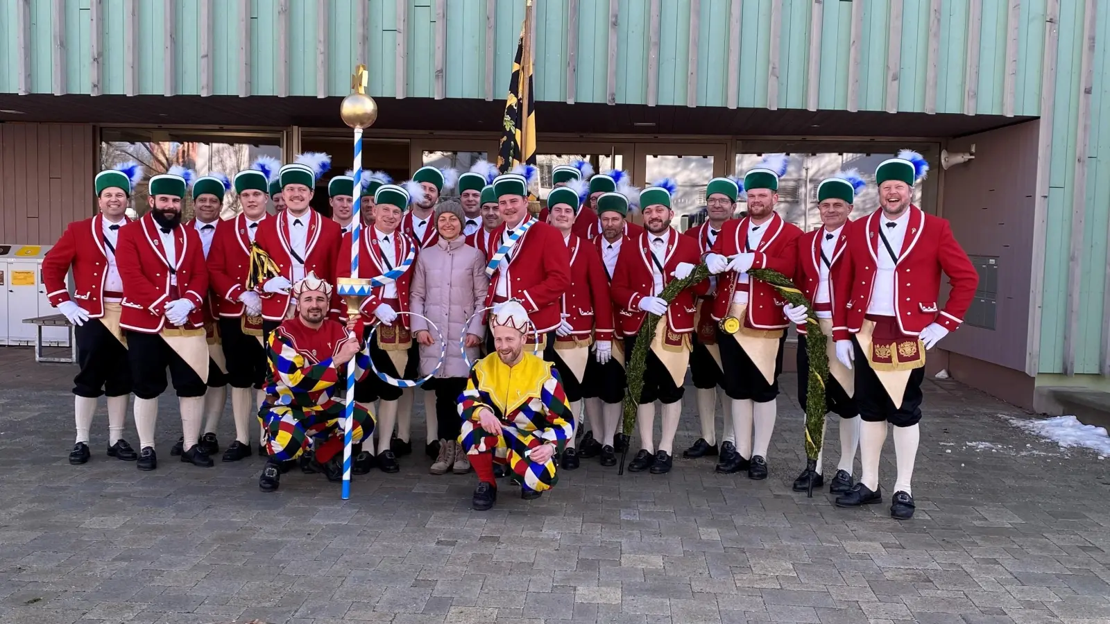 Die Münchner Schäffler zusammen mit Schulleiterin Isabella Klauser vor dem Schulgebäude der Franziskus-Grundschule in der Preysingstraße. (Foto: Theresa Schmutzer)