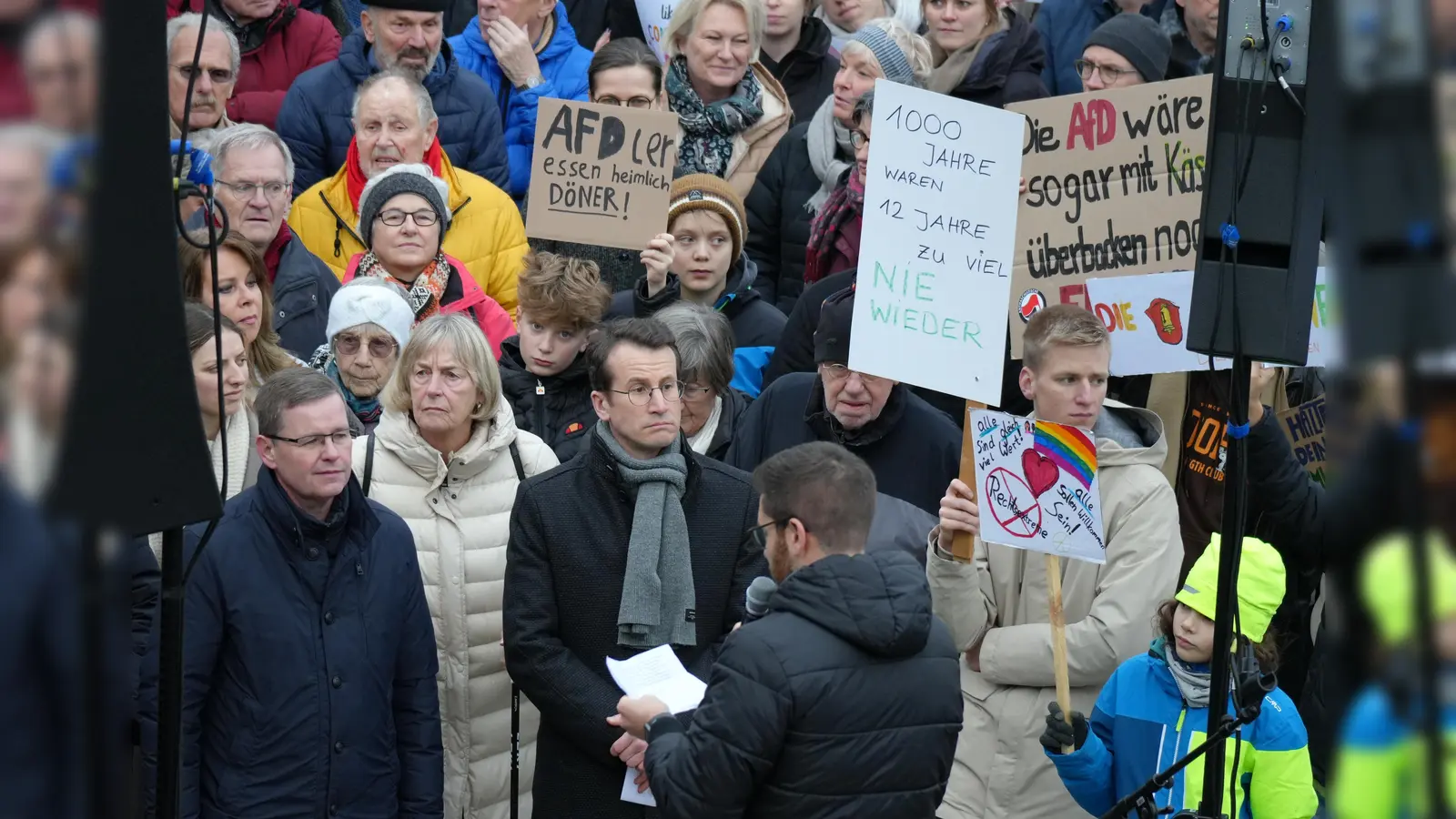 Auch Bürgermeister Manfred Walter (unten links) und Landrat Stefan Frey (daneben) nahmen an der Demonstration gegen Rechtsextremismus teil. (Foto: Pilgram)