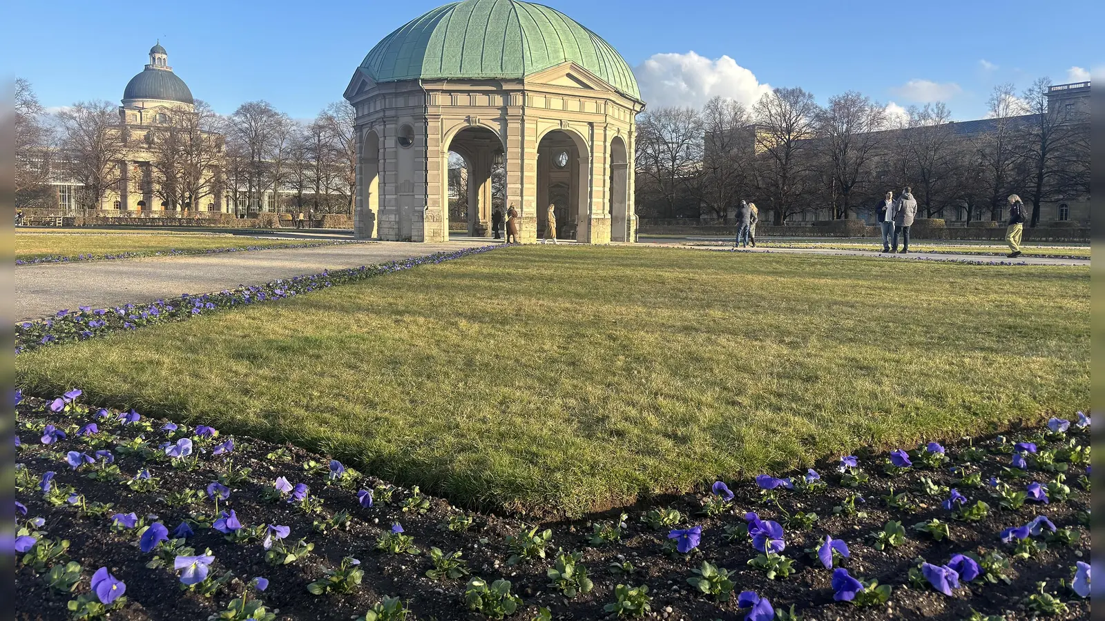 Der Frühling erwacht und tausende blauer Stiefmütterchen erfreuen im Hofgarten die Besucher.  (Foto: Bayerische Schlösserverwaltun, Ines Holzmüller)