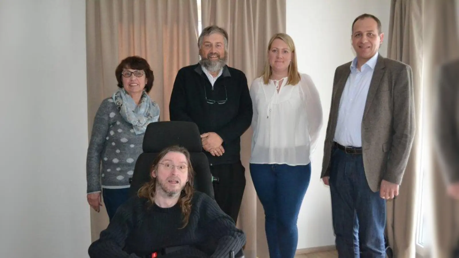 Albertine Kapfer, Behindertenbeauftragte der Gemeinde Raisting (links), Katharina Droms, Behindertenbeauftragte des Landkreises Weilheim-Schongau, und Raistings Bürgermeister Martin Höck (rechts). In der Mitte stehend und sitzend: Alexander Pelka und Josef Plötz von der Pfennigparade. (Foto: Landratsamt Weilheim-Schongau)