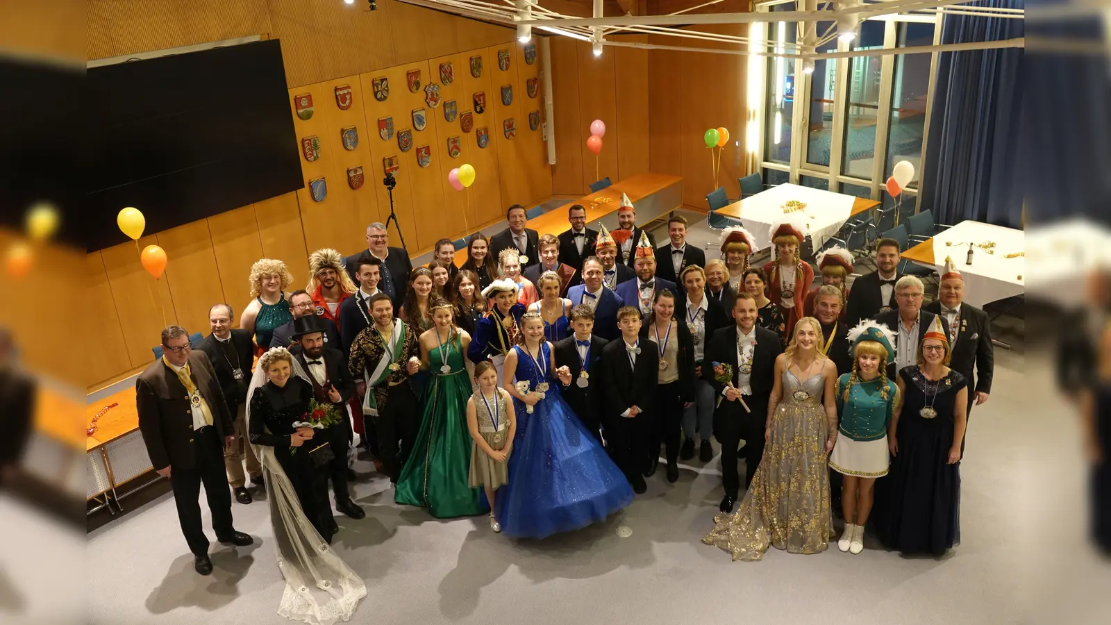 Ein großes Aufgebot an Prinzen und Prinzessinnen wurde im Landratsamt empfangen. (Foto: Landratsamt Erding)