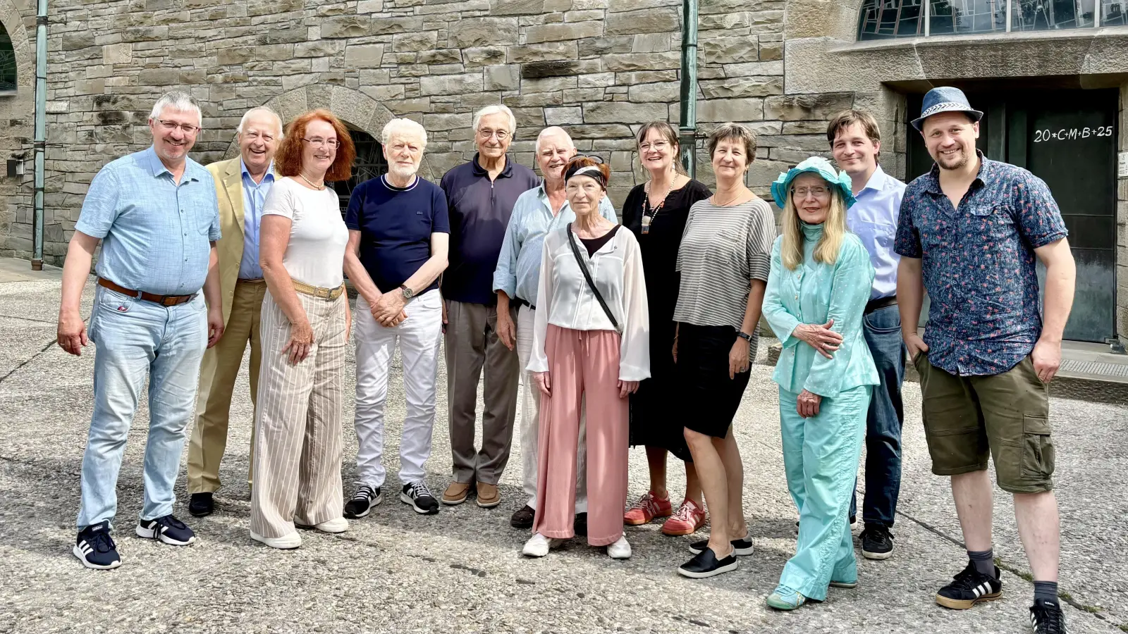 Sommerfest mit Preisträgern v. l.: Christian Müller, Thomas Schmatz und Maria Osterhuber-Völkl vom Mariensäule-Verein, Christian Marek und Bernhard Tluck vom Zarge-Streichorchester, Andreas Seyferth und Margrit Carls vom „Theater Viel Lärm um nichts” sowie Rosemarie Zacher, Susanne Elstner, Elisabeth Amandi, Ludwig Högner von der Bayrischen Volksstiftung und Martin Blumöhr. (Foto: Ulrike Seiffert)