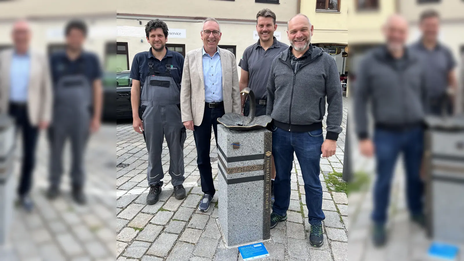 Der Trinkwasserbrunnen wurde von Johann Thalmayr, Stadtwerke Abteilung Elektro; Markus Loth 1.Bürgermeister von Weilheim; Martin Riedl Stadtwerke Abteilung Wasser und Karl Neuner, Vorstand der Stadtwerke Weilheim, (v.l.) offiziell eröffnet. (Foto: Stadtwerke Weilheim)