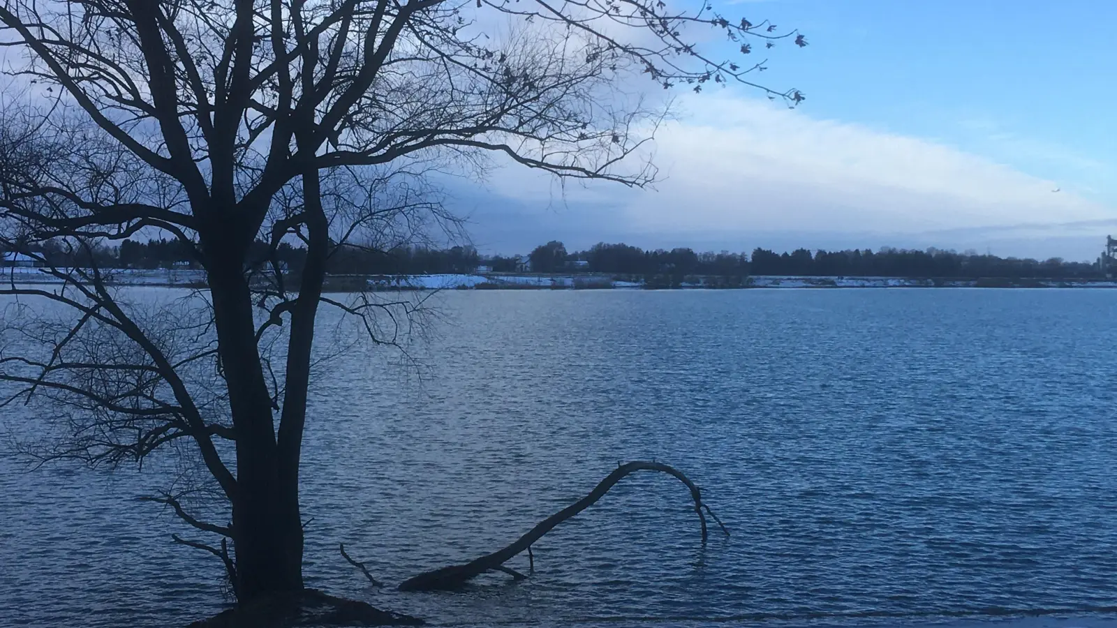 Sechs EU-Badegewässer gibt es im Landkreis Erding, darunter auch der Kronthaler Weiher in Erding. (Archivbild: sbg)