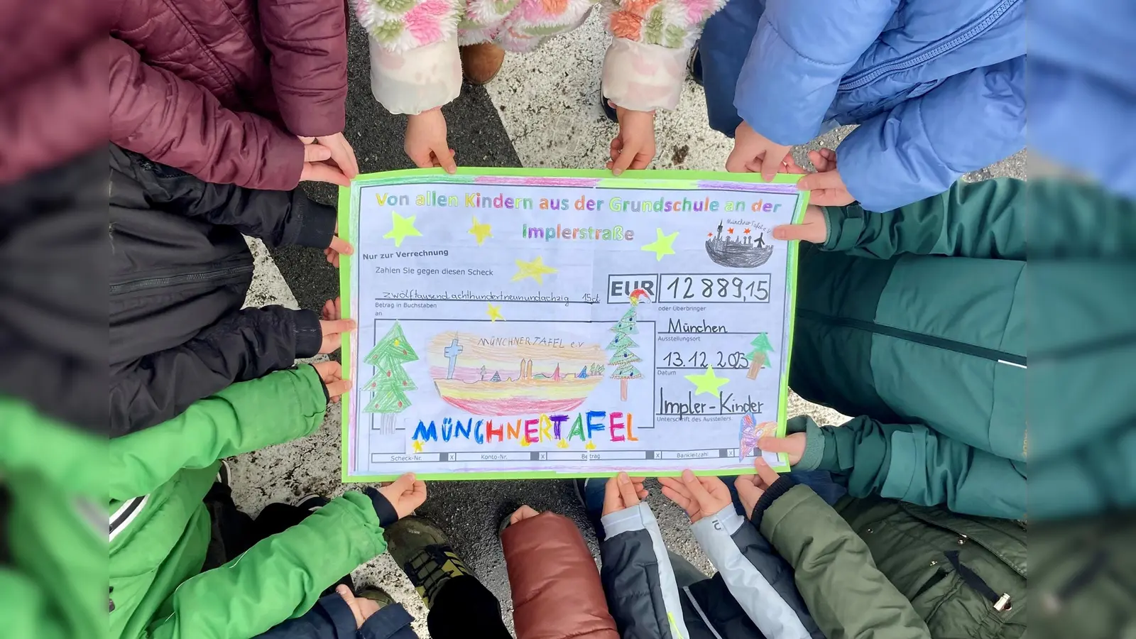 Die Impler-Schüler übergaben den Spendenscheck an die Münchner Tafel. (Foto: Sch)
