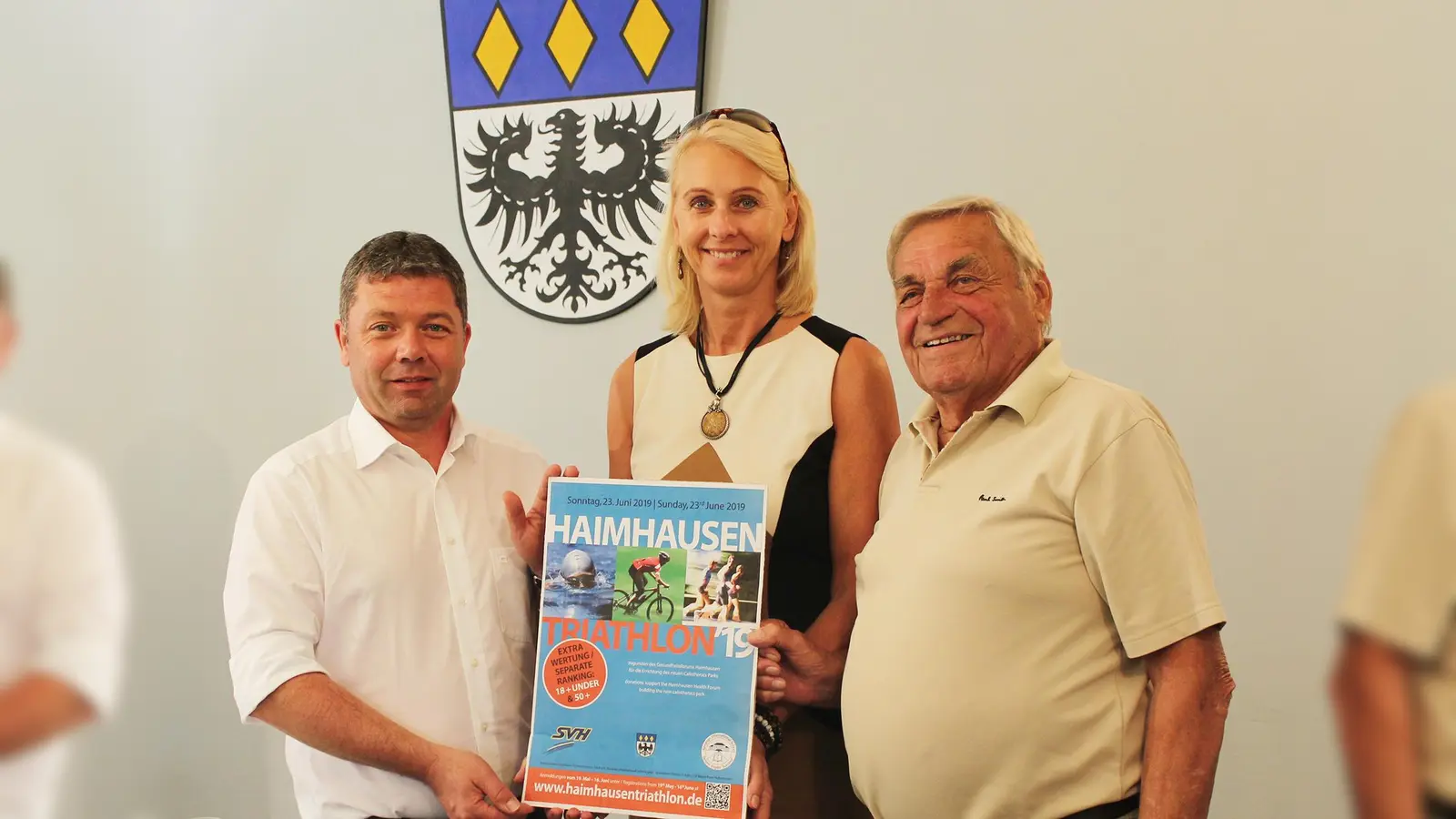 Startklar für den 16. Haimhausen Triathlon (v.l.): Bürgermeister Peter Felbermeier, Dr. Chrissie Sorenson (Schuldirektorin der Bavarian International School) und Theo Thönnissen, Präsident des SV Haimhausen. (Foto: Schiller/BIS)