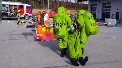 Praxisnah trainierten die 16 Feuerwehrler einen Gefahrstoffeinsatz. (Foto: KBI Dachau)