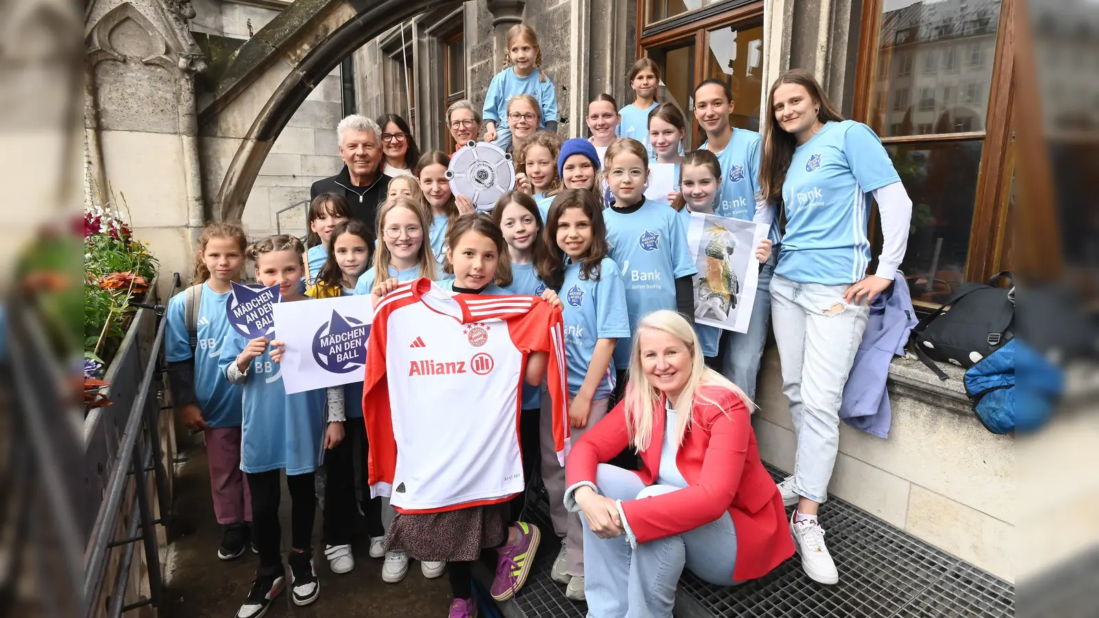 Oberbürgermeister Dieter Reiter zusammen mit Stadträtin Kathrin Abele, Nathalie Bischof (Koordinatorin Talentförderung bei den FC Bayern Frauen), DFB U19-Nationalspielerin Greta Hünten, FC Bayern-Nachwuchsspielerin Sarah Ernst (hintere Reihe von links), Anna Seliger (Initiatorin und Projektleiterin „Mädchen an den Ball“) und Mädchen aus dem Erfolgsprojekt auf dem Münchner Rathausbalkon. (Foto: Robert Haas)