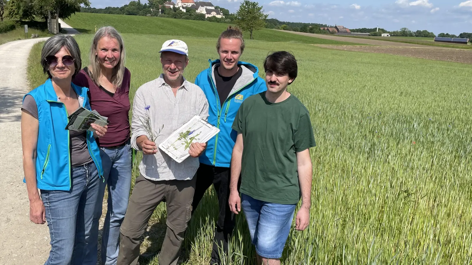 Setzen sich für Ackerwildkräuter ein, v. l.: Petra Gansneder, Helene Falk, Stefan Meyer, Christopher Meyer und Maximilian Reisinger.  (Foto: pst)