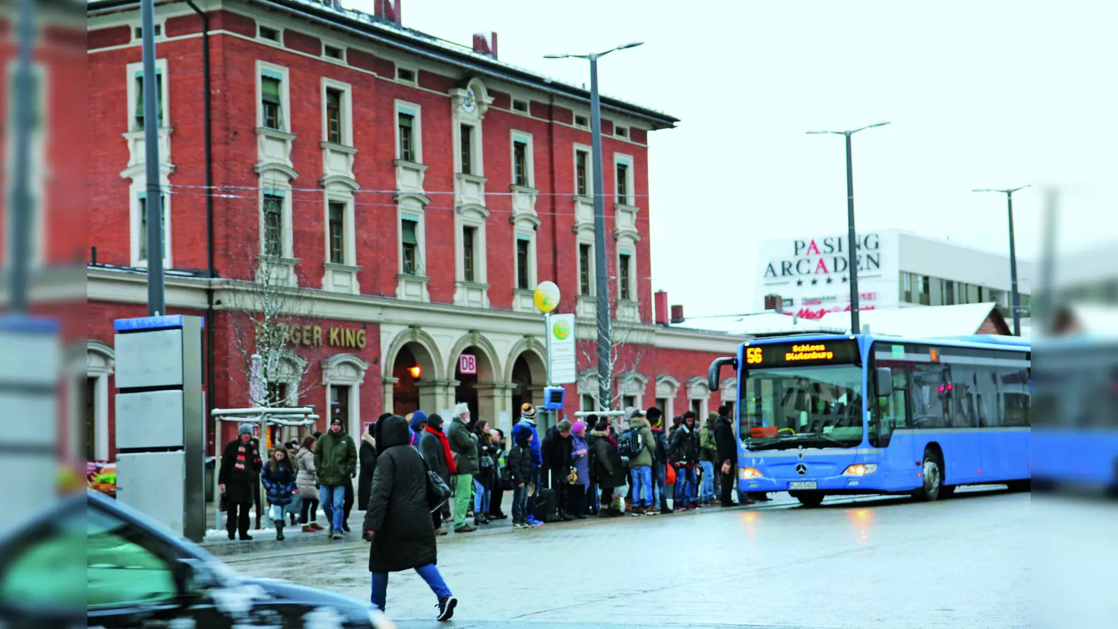 Der Bahnhof Pasing ist stark frequentiert, über 80.000 Passanten steigen hier täglich um, ein und aus. (Foto: Ulrike Seiffert)
