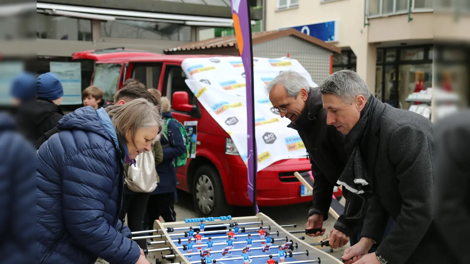 Auch Erster Bürgermeister und die beiden Jugendreferenten des Stadtrats freuten sich über den Tischkicker des Aktionsbusses. (Foto: VA)