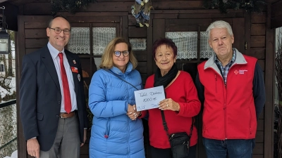 Barbara Sparr (Mitte links) überreicht an Edda Drittenpreis den Spendenscheck. Darüber freuten sich auch Bernhard Seidenath (links) und Albert Solleder, stellvertretender Tafelleiter.<br>  (Foto: BRK Dachau)