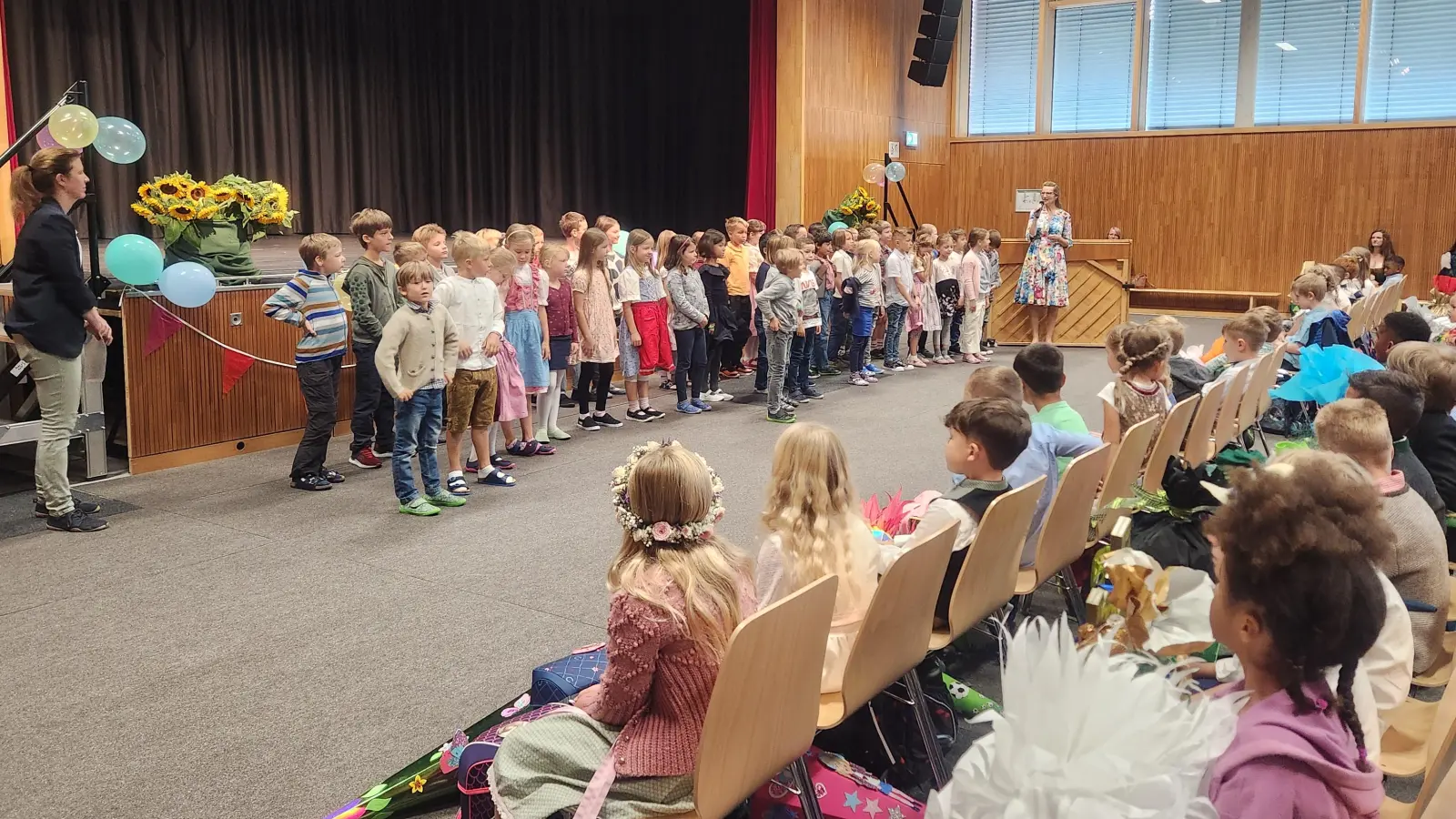Die Zweitklässler begrüßten ihre neuen Mitschüler mit einem Lied. (Foto: Gemeinde Neuried)