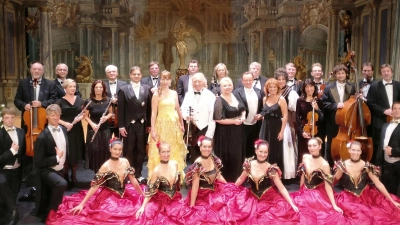 Ein beeindruckendes Ensemble präsentiert zur Jubiläumsgala die Werke von Strauss. (Foto: Klaus Wünsch)