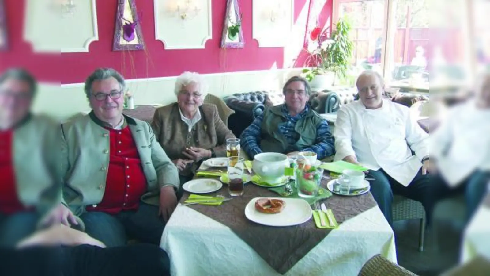 In gemütlicher Runde beim Pressegespräch: Wilhelm Böck mit Mutter Marianne, Alfons Schuhbeck und Elmar Wepper. (Foto: jk)