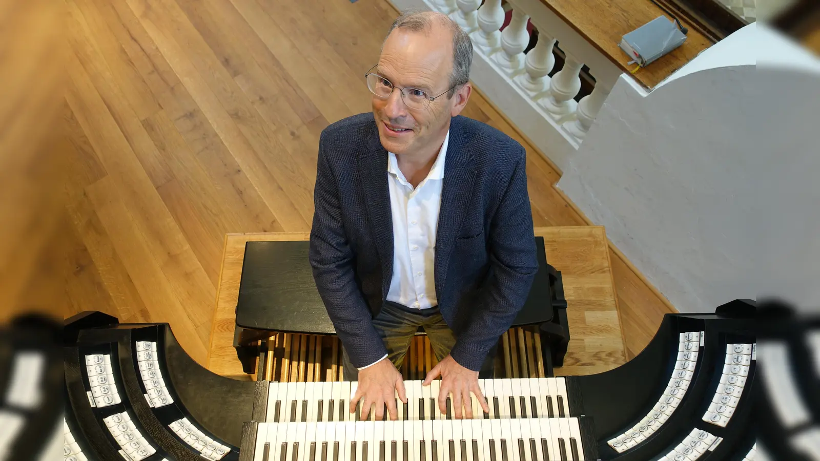 Von 1996 bis 2023 war Andreas Götz hauptamtlicher Kirchenmusiker an der Stadtpfarrkirche St. Rupert in München, wo er sich maßgeblich für die Restaurierung der historischen Maerz-Orgel einsetzte und 2001 den Konzertverein Romantische-Orgelmusik-München gründete. Neben einer regen Konzerttätigkeit widmet er sich regelmäßig auch zeitgenössischer Musik und experimentellen Formaten. Seit Mai 2023 ist er Kirchenmusiker an der Pfarrkirche Herz Jesu Neuhausen. (Foto: privat)