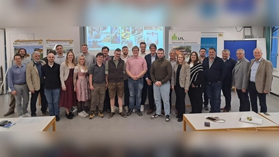 Die frisch gebackenen Meisterinnen und Meister mit Ehrengästen und Mitgliedern des Prüfungsausschusses. (Foto: LfL)