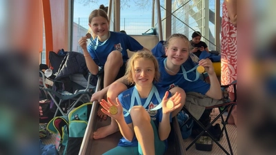 Freuten sich über ihre Erfolge (v.l.): Mila Kopatsch, Leonie Henne und Alicia Dizerens (Foto: SSG Neptun)