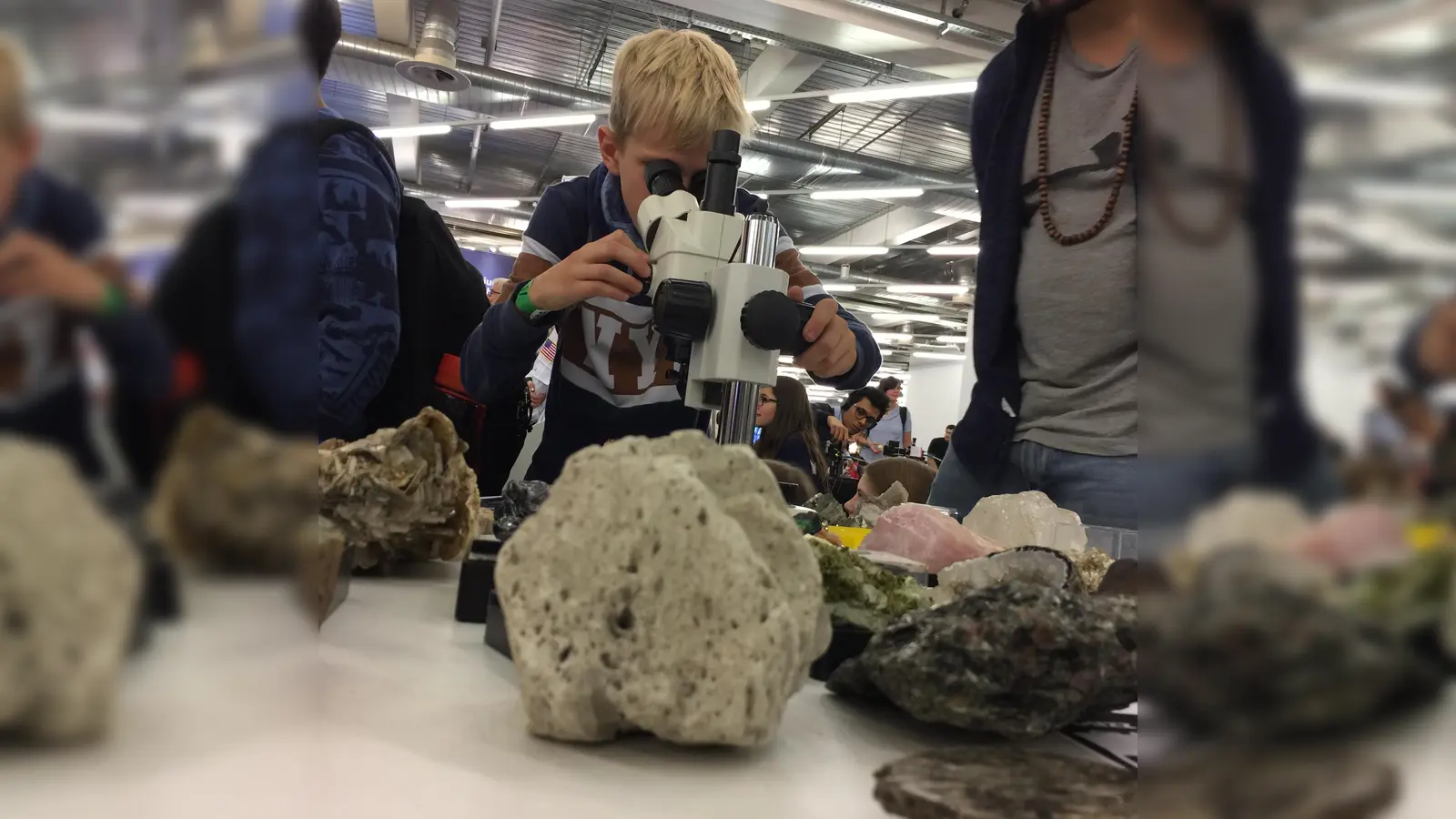 Großes schon im Kleinen Erkennen - Junge Forscher im Reich der Kristalle. (Foto: VA)