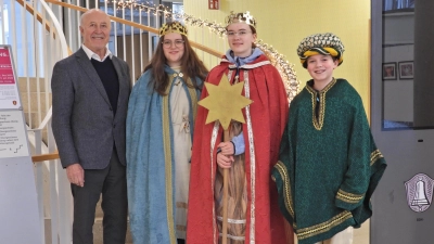 Gelebtes Brauchtum: Die Sternsinger mit Gilchings Zweitem Bürgermeister Martin Fink. (Foto: Gemeinde Gilching)