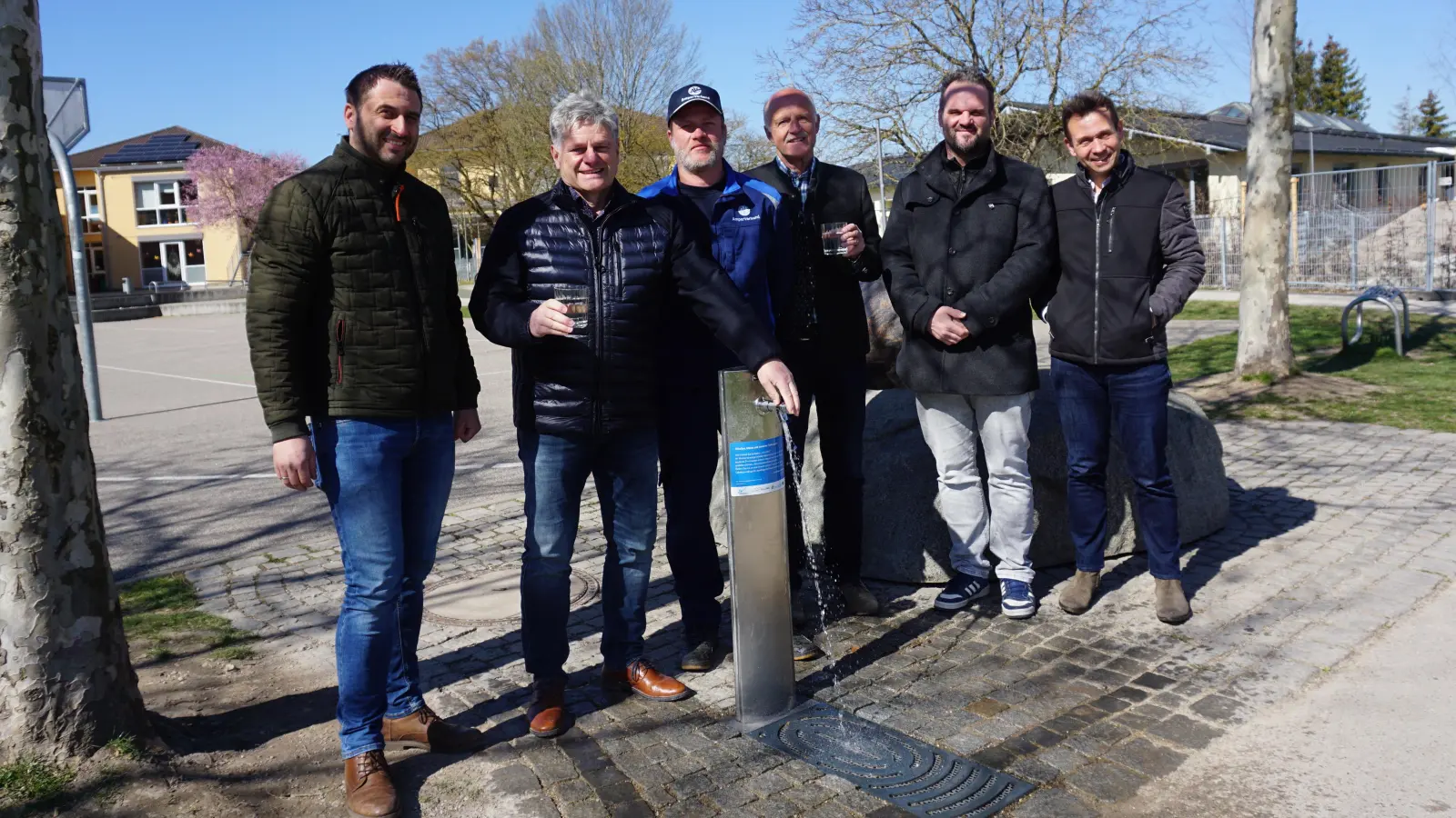 Der Trinkbrunnen in Alling wurde eröffnet. Mit dabei waren (v.l.): Benedikt Friedinger (Amtsleiter Gemeinde Alling), Stefan Joachimsthaler (in Doppelfunktion als Bürgermeister der Gemeinde Alling und Verbandsvorsitzender des AV), Martin Einertshofer (beim AV zuständig für die Installation der Trinkwasserbrunnen), Friedrich Popp (Leiter Betriebstechnik Wasser und Netzinfrastruktur), Mathias Kral (Leitung Bauamt Gemeinde Alling) und Thomas Mösl (Geschäftsleiter AV). (Foto: Gemeinde Alling)