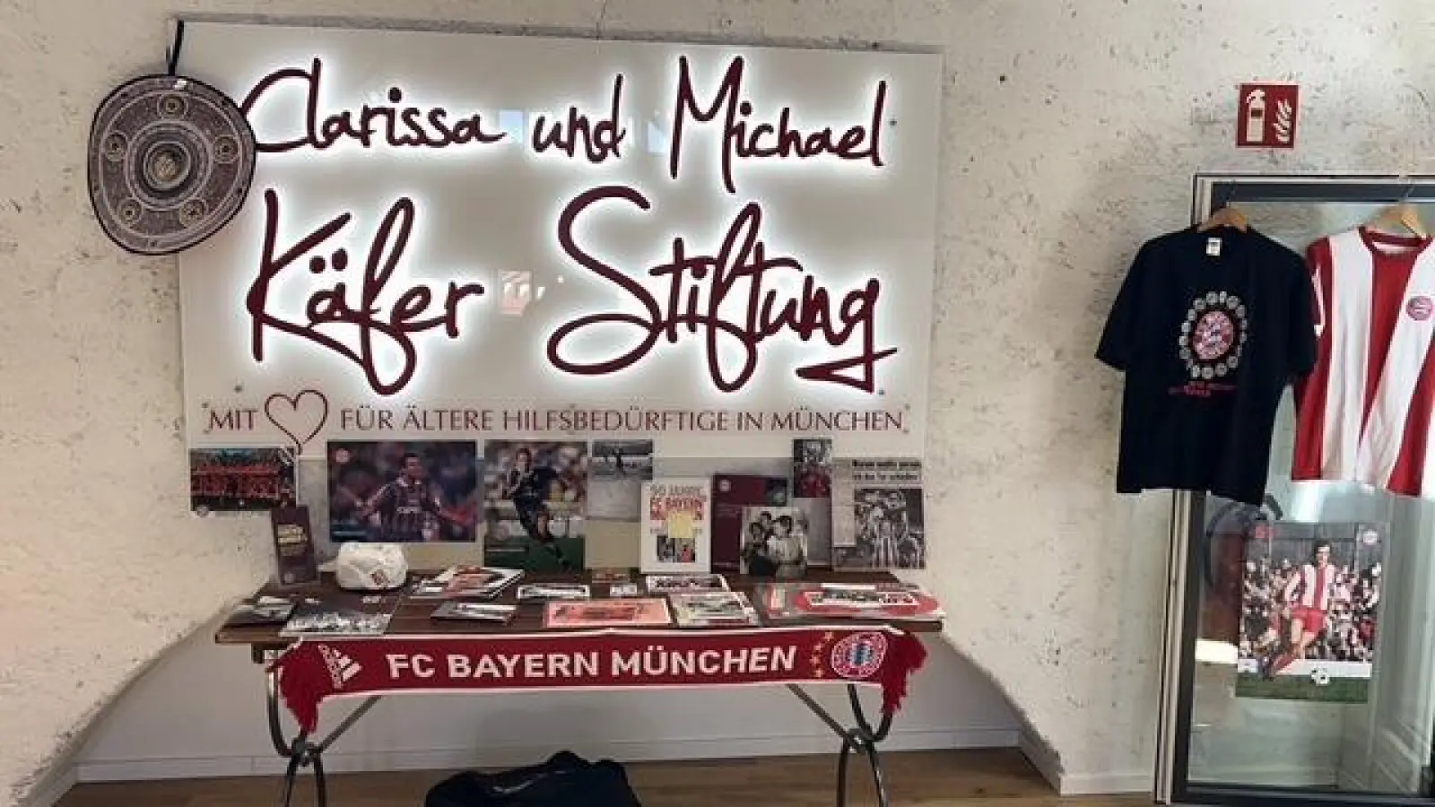 Noch bis Ende des Monats kann im Kompetenzzentrum der Demenzkoffer des FC Bayern angesehen werden.  (Foto: © Landratsamt Ebersberg)