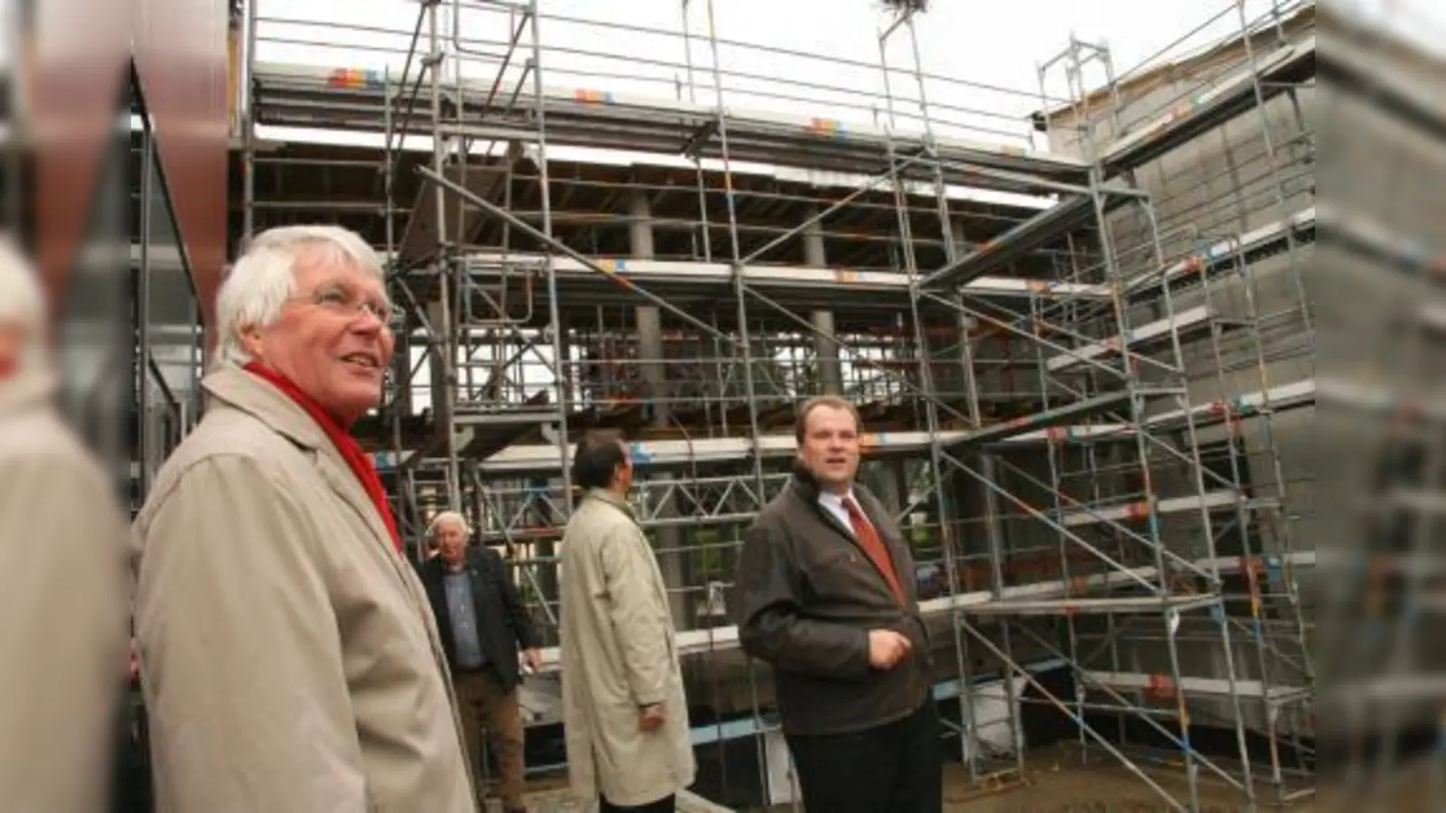 Im Juni wird Altbürgermeister Eberhard Reichert (links) die Ehrenbürgerschaft für seine großes Engagement in der Gemeinde verliehen. Auch die Vorlagen für den Umbau an der Volksschule brachte er bereits in seiner Amtszeit auf den Weg. Rechts im Bild: Christoph Göbel. (Foto: US)