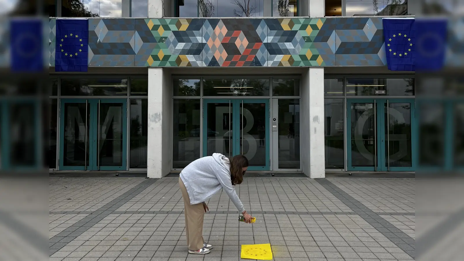 Mit Europaflaggen wurde der Eingang des Max-Born-Gymnasiums dekoriert. (Foto: MBG)