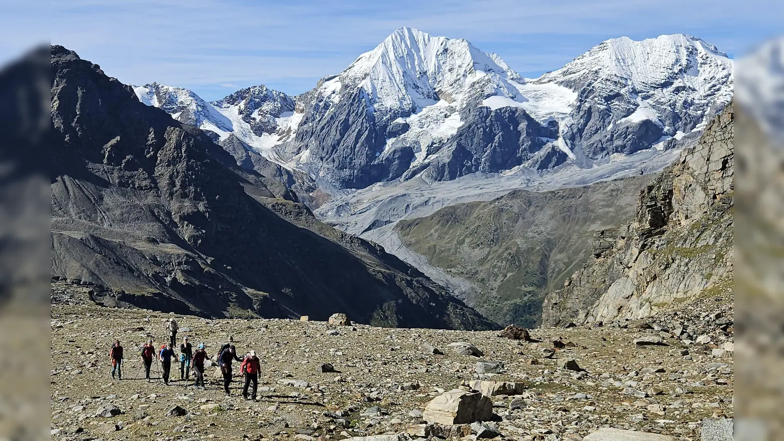 Die Dachauer Wandergruppe beim Aufstieg zur Vertainspitze mit der Königspitze und dem Monte Zebru im Hintergrund. (Foto: DAV)