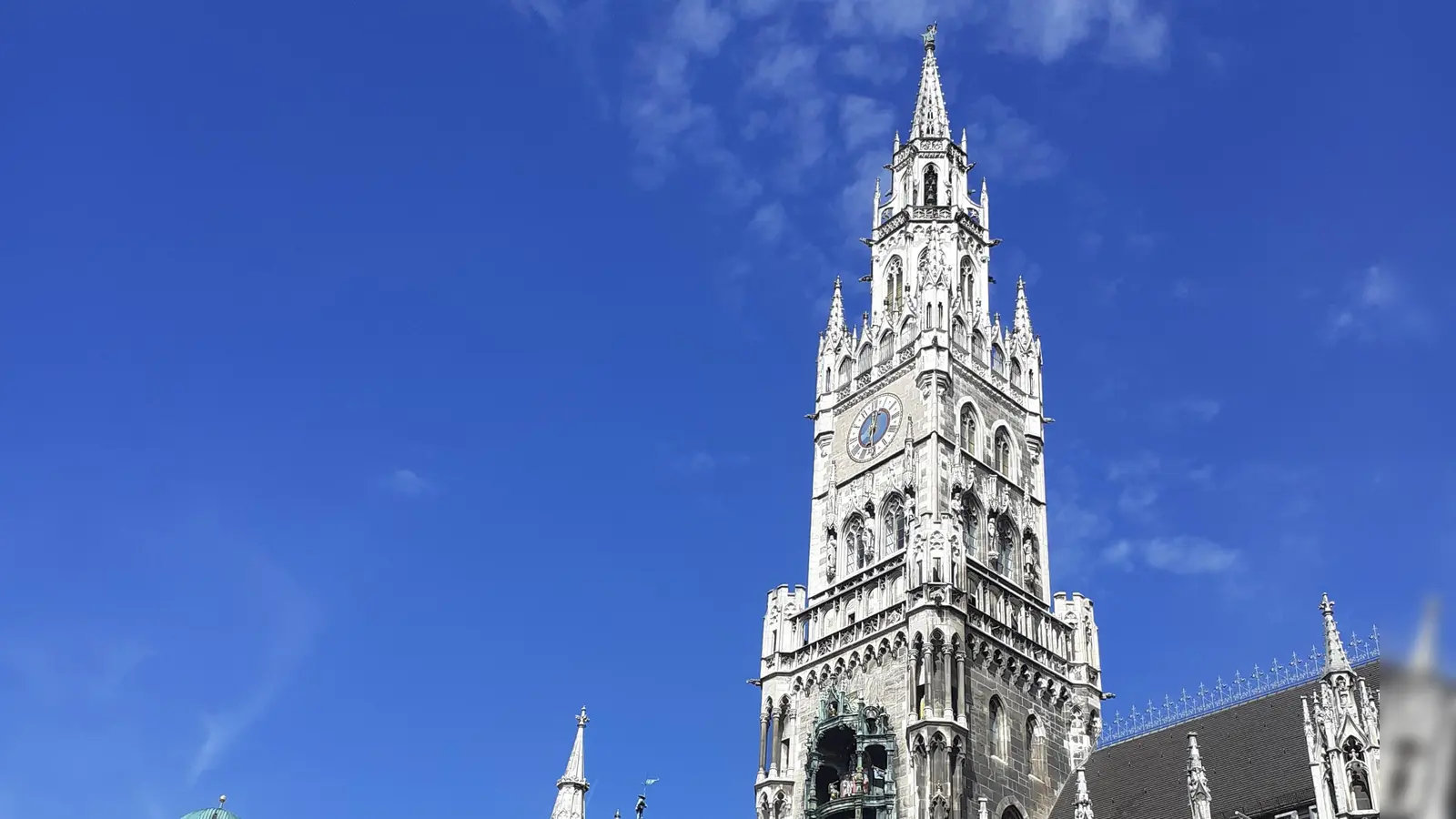 Die Uhr am Rathausturm wird repariert. Sie besteht aus einem Mosaik.  (Foto: mha)