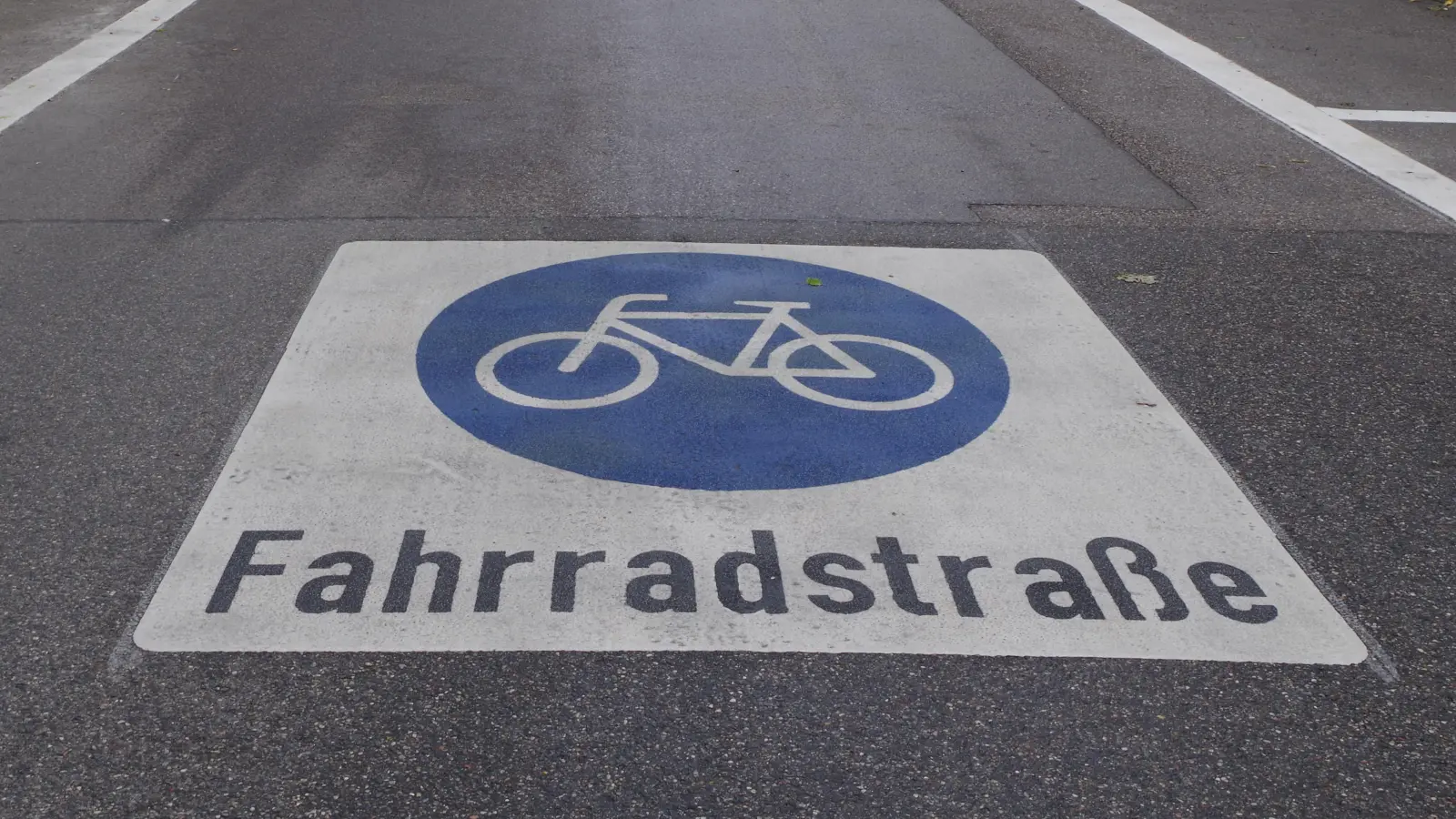 Ein Laimer Bürger regt an, die seitlichen Fahrbahnen in der Landsberger Straße zu Fahrradstraßen umzuwidmen. (Foto: Beatrix Köber)