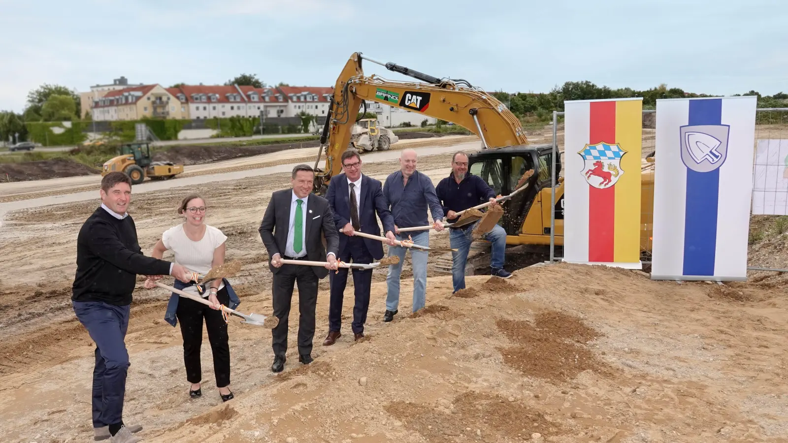 Von links: Robert Brandl (Baufirma), Stefanie Rüger (Bauträger), Erdings Oberbürgermeister Max Gotz, Landrat Martin Bayerstorfer, Markus Schertler (Planer/Architekt Hochbau), Günther Theil (Planer/Ingenieur Tiefbau). (Foto: LRA Erding)