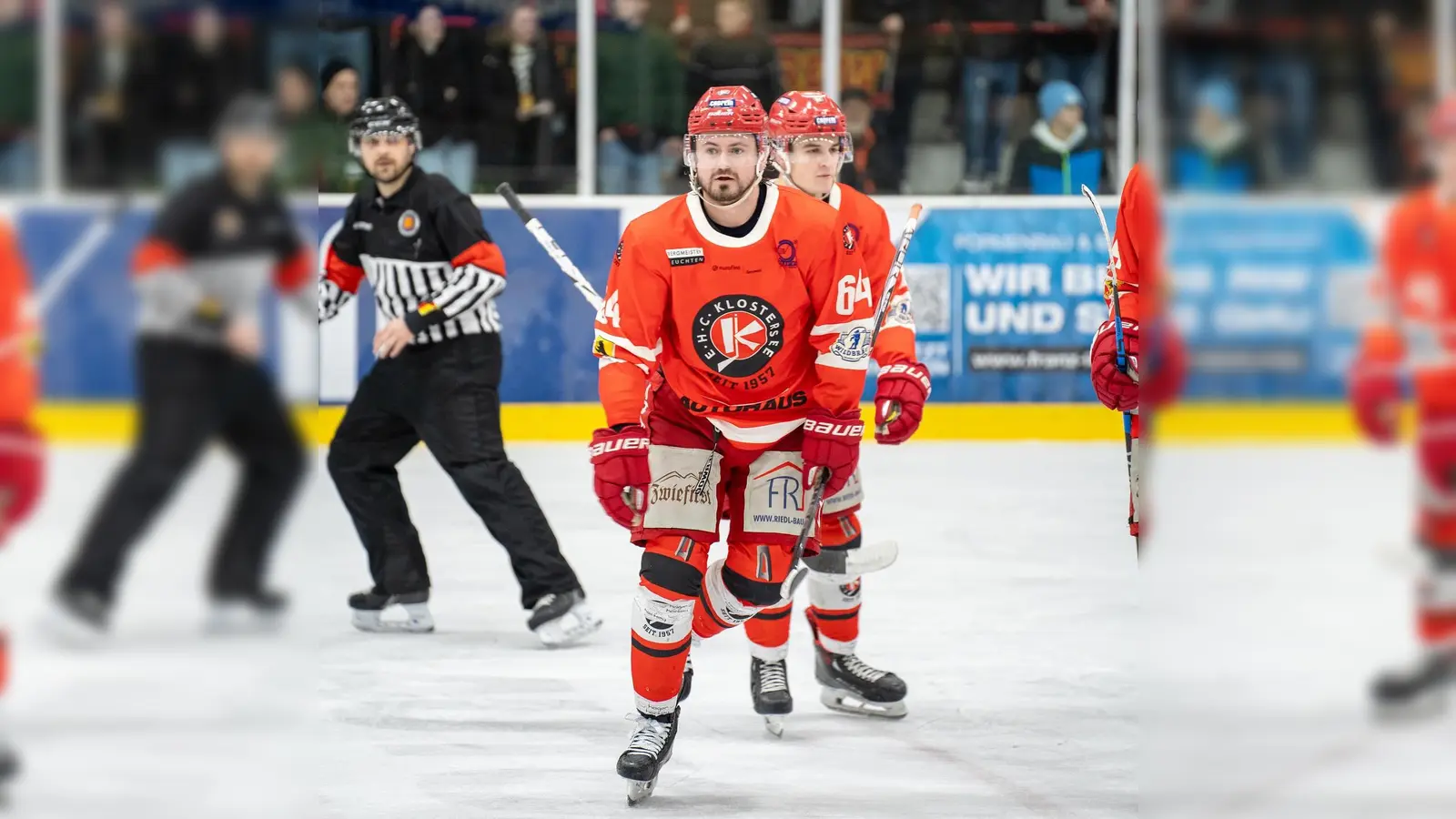 Verteidiger Marek Haloda und (dahinter) Tobias Hilger werden auch in der nächsten Saison das rot-weiße Trikot des EHC Klostersee tragen.  (Foto: smg)