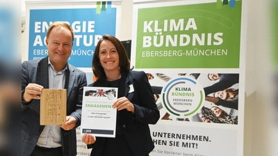 Landrat Robert Niedergesäß überreicht den KlimabündnisAward an die Käfer Firmengruppe vertreten durch Sandra von Petersdorff. (Foto: Energieagentur)