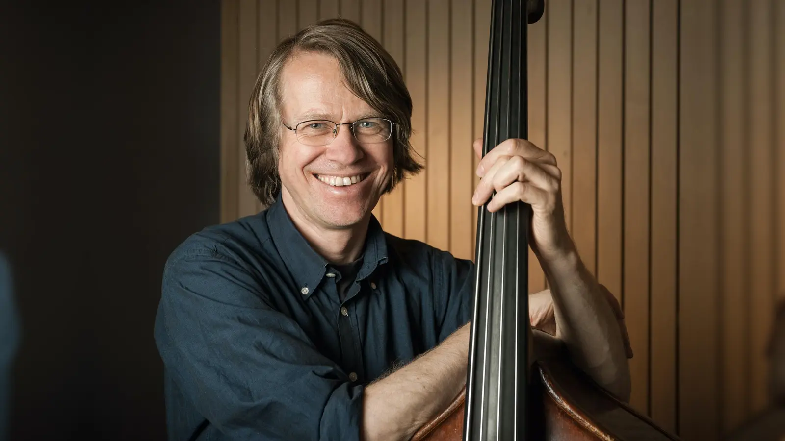 Der Bassist und Cellist Henning Sieverts eröffnet die Saison der Seasonal Concerts. (Foto: Konstantin Kern)