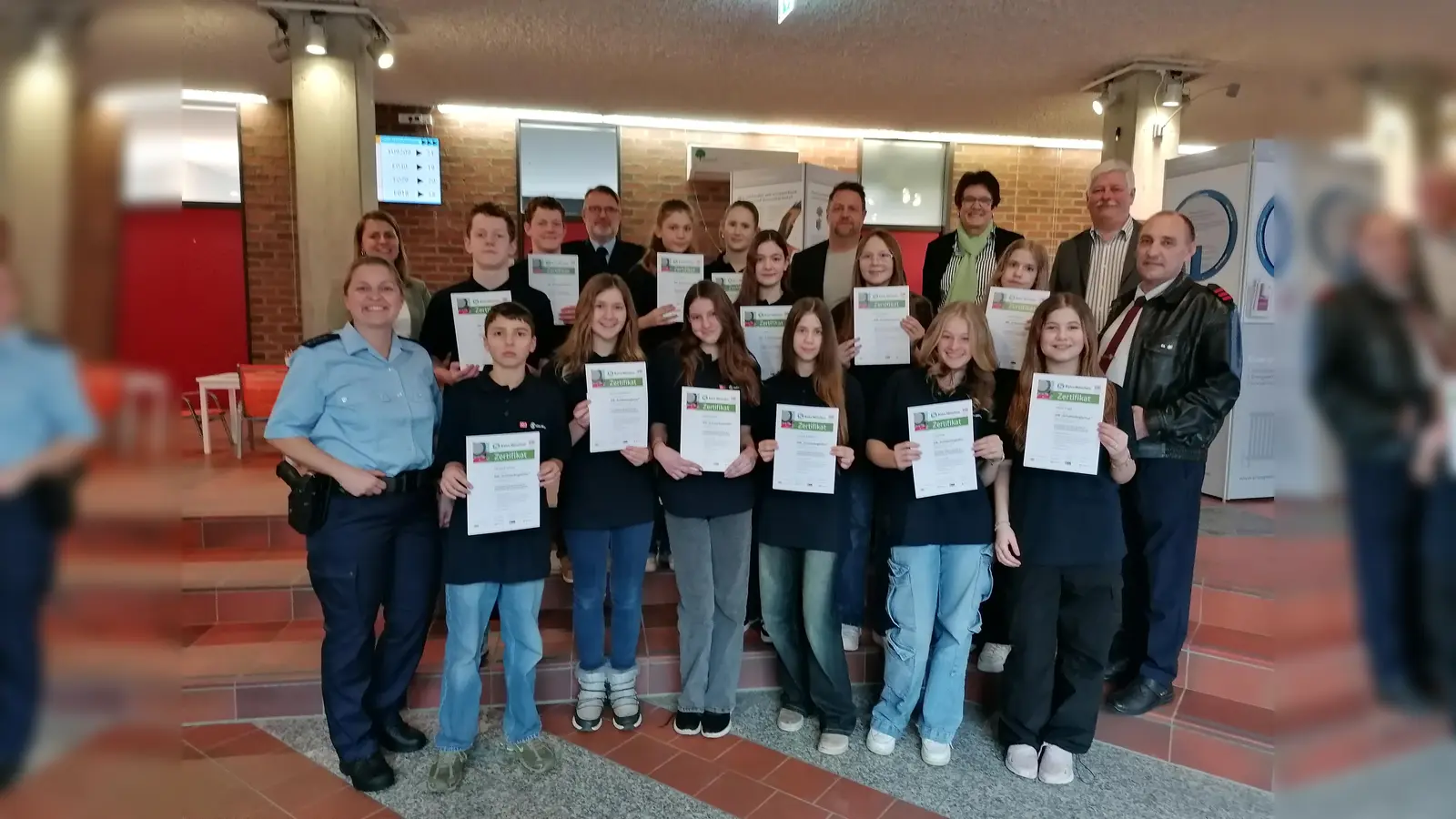 Die neuen Schülerbegleiter aus Mittel- und Realschule mit Beatrice Zwingmann und Juliane Albrecht (v.l.) sowie Reinhard Schlamp, Stephan Harder, Bürgermeisterin Brigitte Kössinger, Steffen Quaas und Klaus Figur (hinten v.l.). (Foto: Ch.Jans)