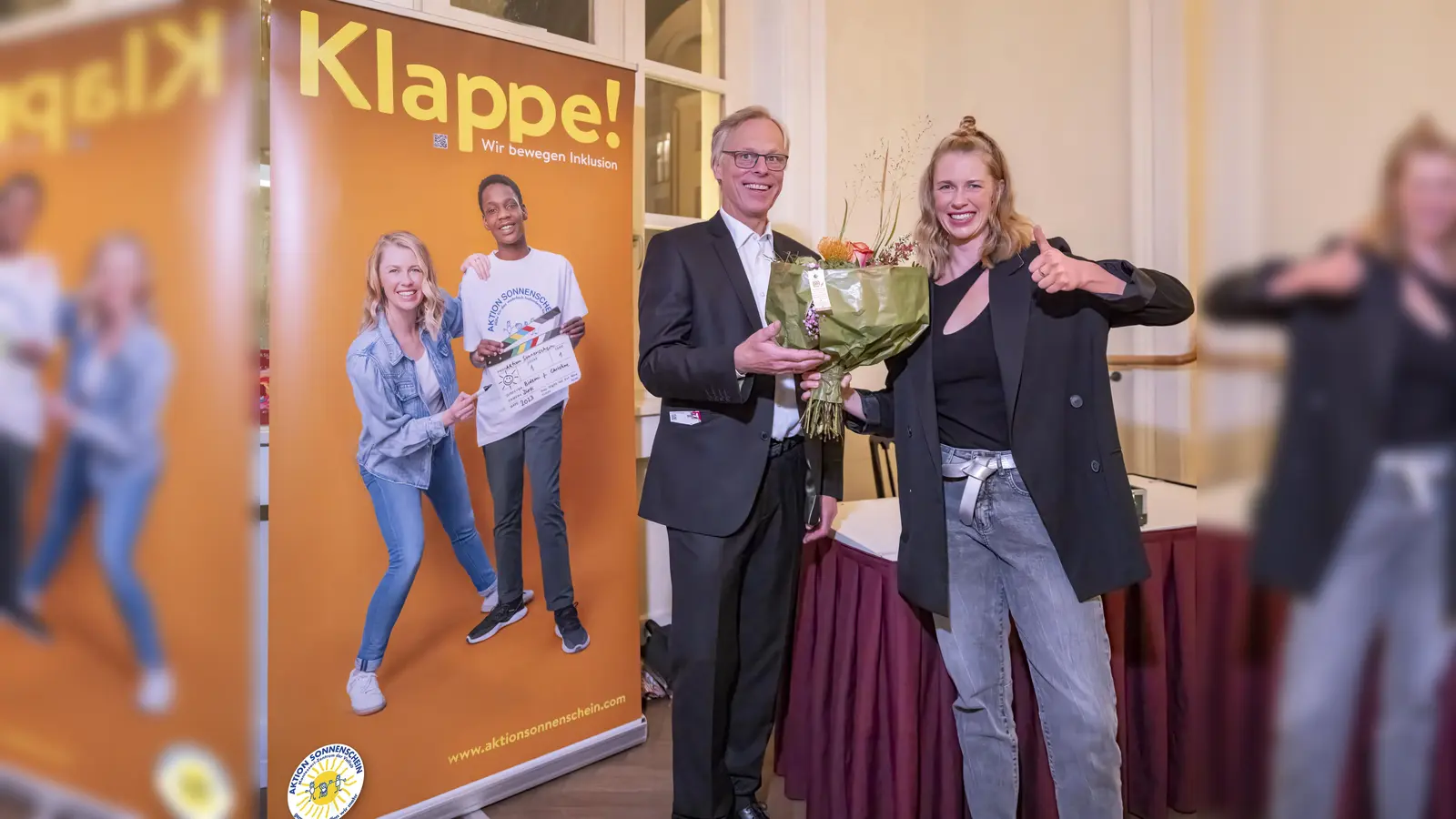 Harald Spiegel (Stiftungsrat der Aktion Sonnenschein) dankt der Schauspielerin und preisgekrönten Kabarettistin Christine Eixenberger für deren Einsatzzugunsten der Aktion Sonnenschein. (Foto: Aktion Sonnenschein/Dirk Tacke)