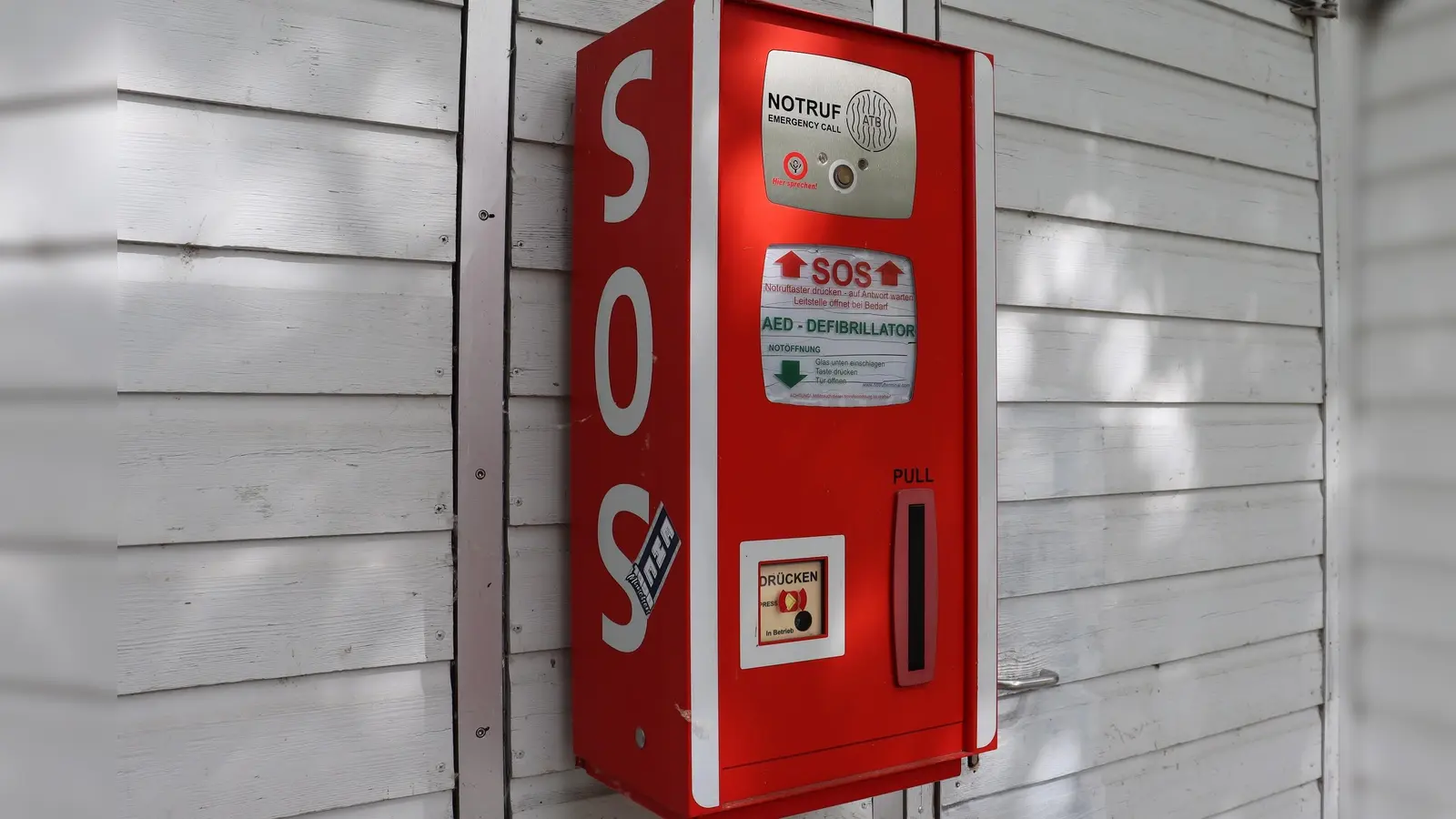 Am „Tag der Ersten Hilfe” kann man auch den Einsatz eines Defibrillators üben.  (Foto: mha)