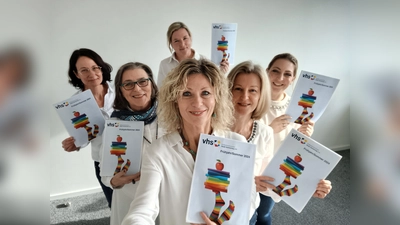 Das Team der vhs Germering mit dem neuen Programm: v.l. Clara Husmann (Studium generale, Presse), Jutta Huber (Service), Evi Seidel-Klarmann (vorne, Vorstand, Bereich Gesund &amp; aktiv), Claudia Hilbert (hinten, Bereich Kultur, Medien), Andrea Frank (Vorstand, Bereiche Gesellschaft und Sprachen) sowie Verena von Prondzinski (Service). (Foto: vhs Germering)