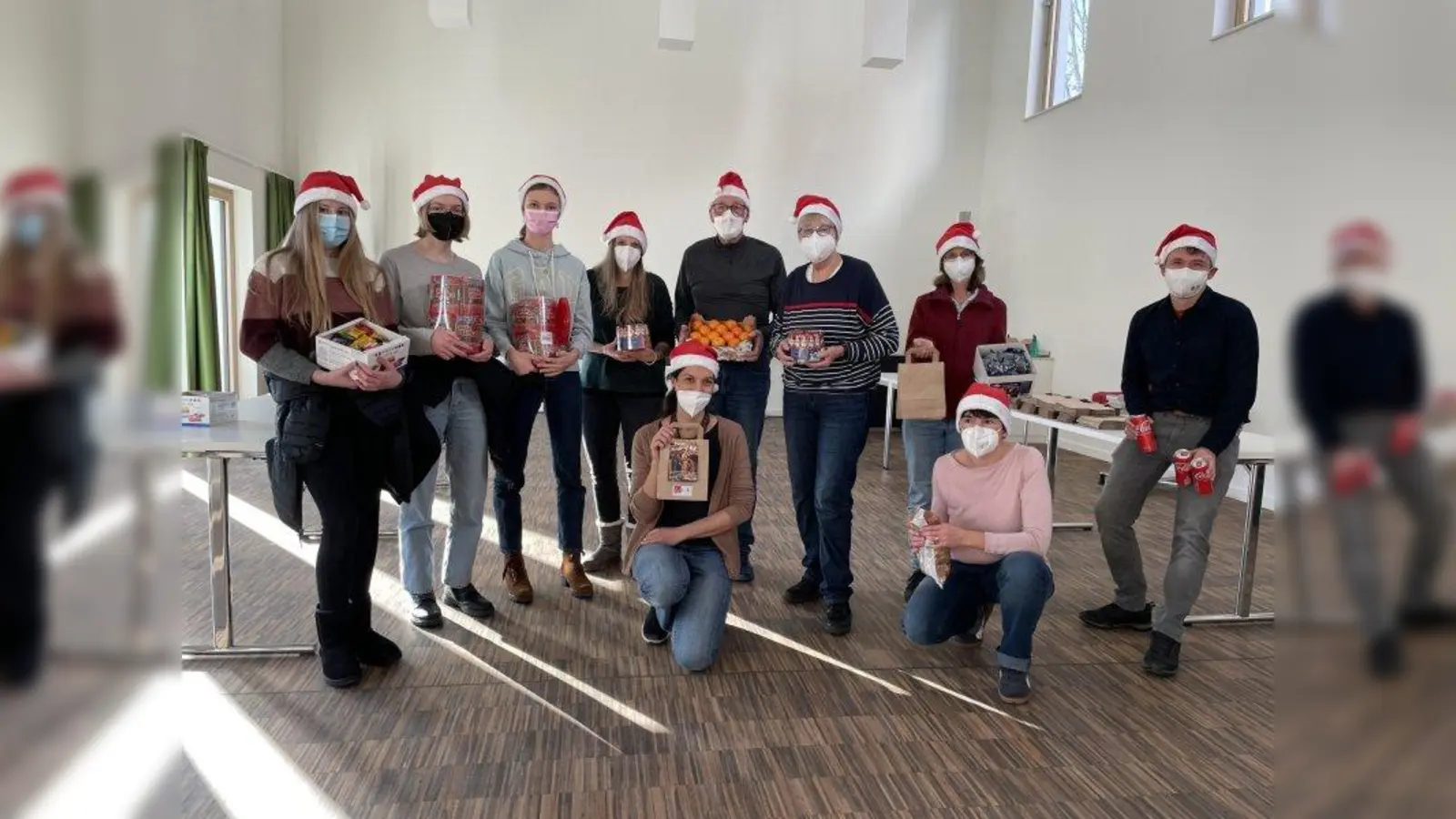 Die Helfer sind in den Pfarrsaal der Adventskirche zum Tütenpacken gekommen. (Foto: pst)
